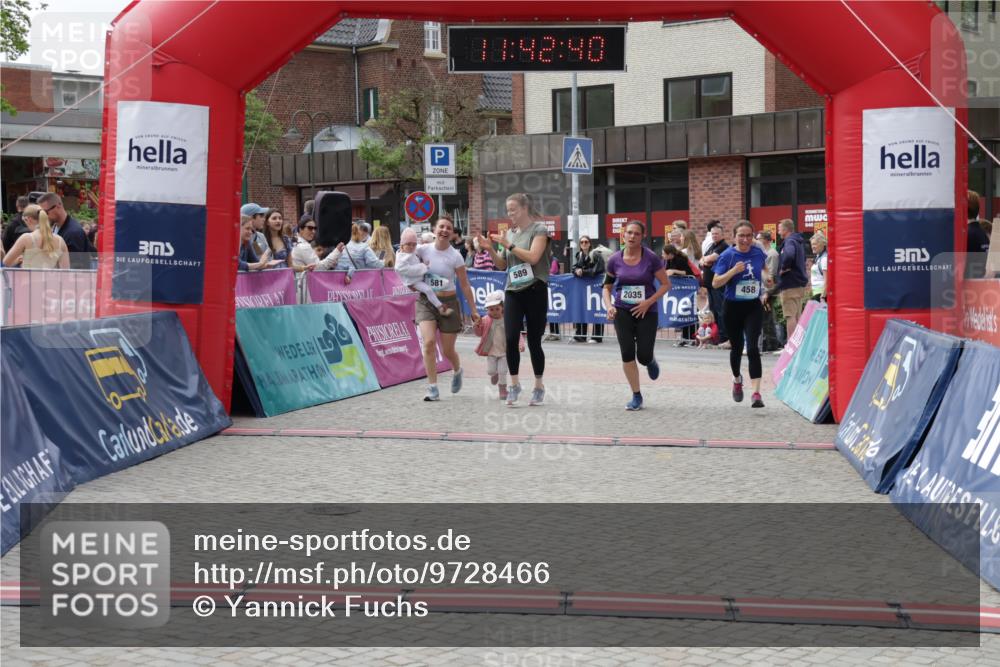 10.05.2026 - 8. Wedeler Halbmarathon Yannick Fuchs http://msf.ph/oto/9728466 10.05.2026 11:42:39 Ziel 458, 581, 589, 2035 meine-sportfotos.de