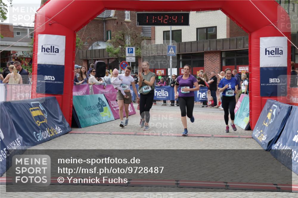 10.05.2026 - 8. Wedeler Halbmarathon Yannick Fuchs http://msf.ph/oto/9728487 10.05.2026 11:42:39 Ziel 458, 581, 589, 2035 meine-sportfotos.de