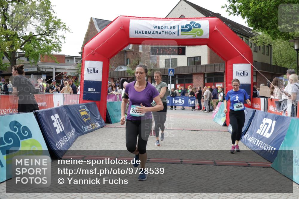 10.05.2026 - 8. Wedeler Halbmarathon Yannick Fuchs http://msf.ph/oto/9728539 10.05.2026 11:42:41 Ziel 106, 458, 581, 589, 2035 meine-sportfotos.de