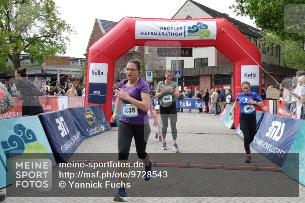 10.05.2026 - 8. Wedeler Halbmarathon Yannick Fuchs http://msf.ph/oto/9728543 10.05.2026 11:42:41 Ziel 106, 458, 581, 589, 2035 meine-sportfotos.de