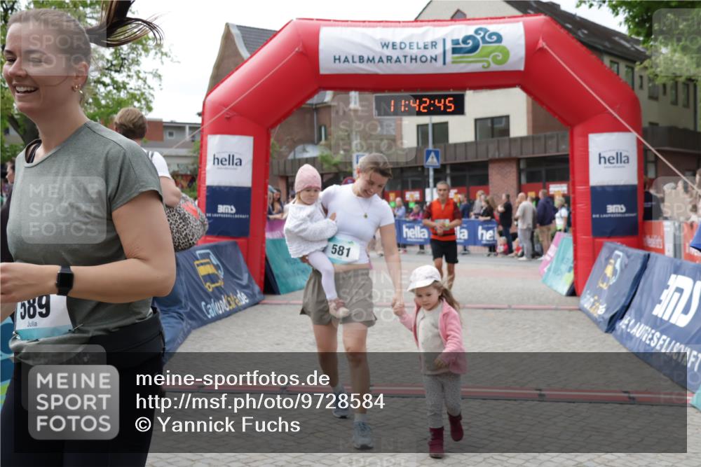 10.05.2026 - 8. Wedeler Halbmarathon Yannick Fuchs http://msf.ph/oto/9728584 10.05.2026 11:42:43 Ziel 106, 458, 581, 589, 2035 meine-sportfotos.de