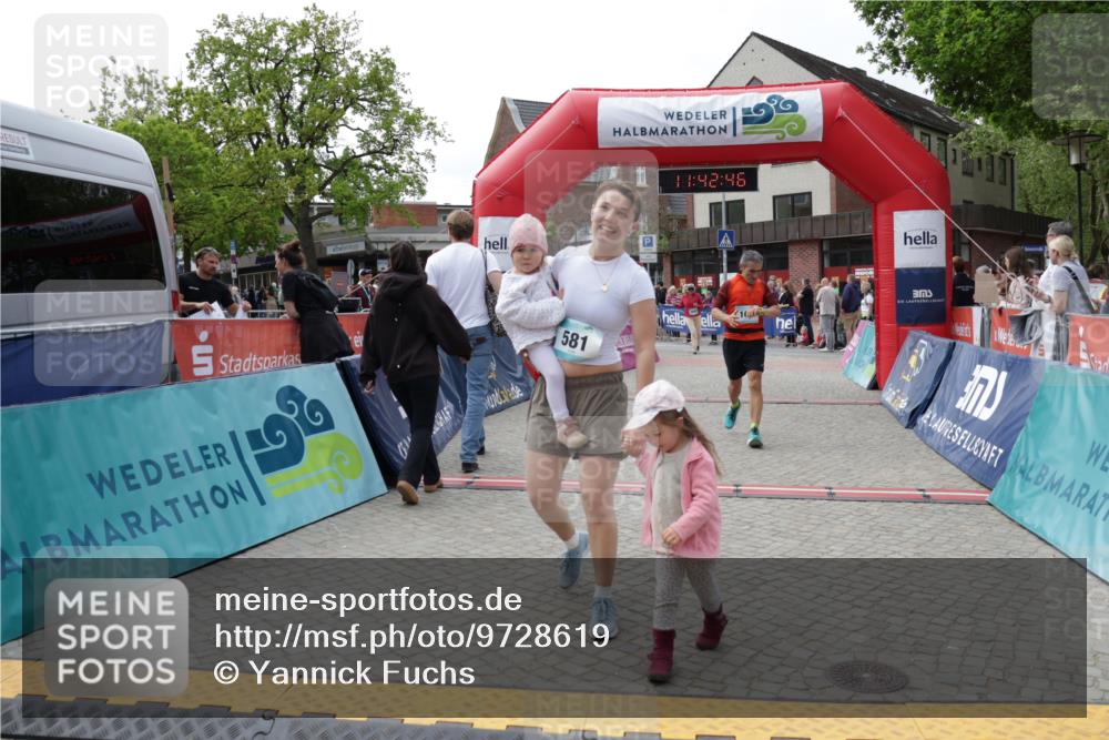 10.05.2026 - 8. Wedeler Halbmarathon Yannick Fuchs http://msf.ph/oto/9728619 10.05.2026 11:42:44 Ziel 106, 458, 581, 589, 2035 meine-sportfotos.de