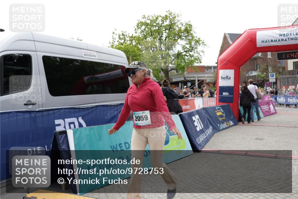 10.05.2026 - 8. Wedeler Halbmarathon Yannick Fuchs http://msf.ph/oto/9728753 10.05.2026 11:42:53 Ziel 906, 2059 meine-sportfotos.de