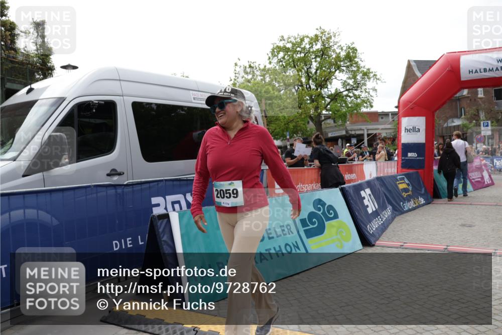 10.05.2026 - 8. Wedeler Halbmarathon Yannick Fuchs http://msf.ph/oto/9728762 10.05.2026 11:42:53 Ziel 906, 2059 meine-sportfotos.de
