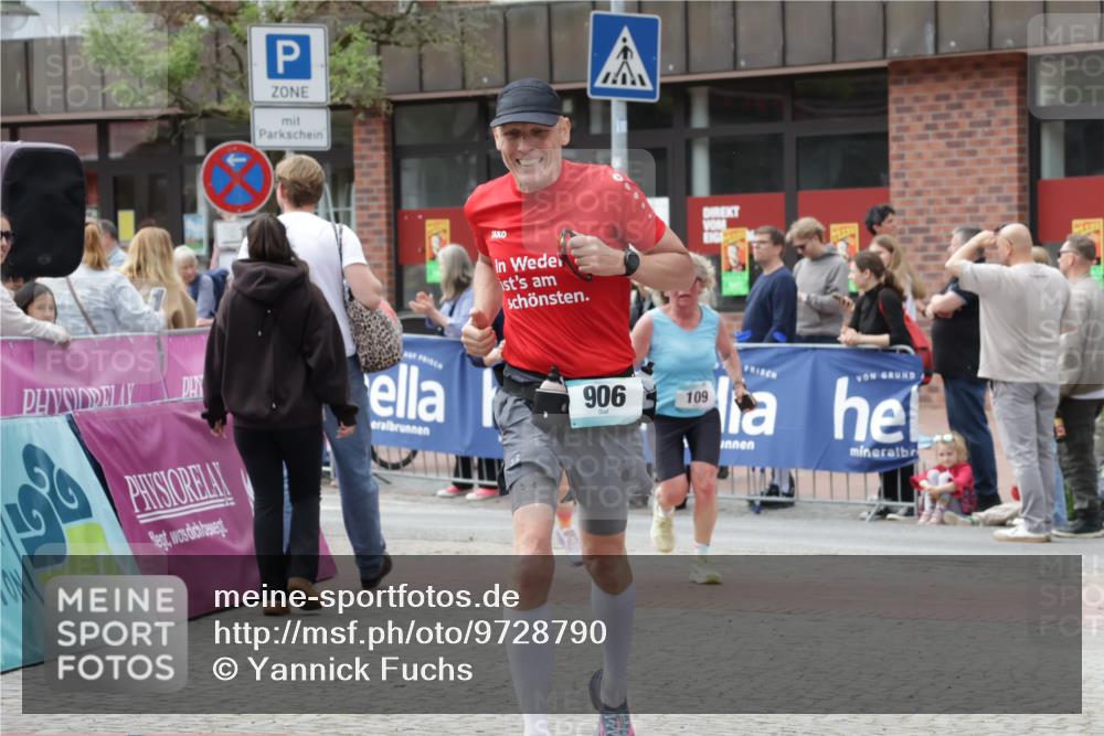 10.05.2026 - 8. Wedeler Halbmarathon Yannick Fuchs http://msf.ph/oto/9728790 10.05.2026 11:42:57 Ziel 109, 128, 906 meine-sportfotos.de