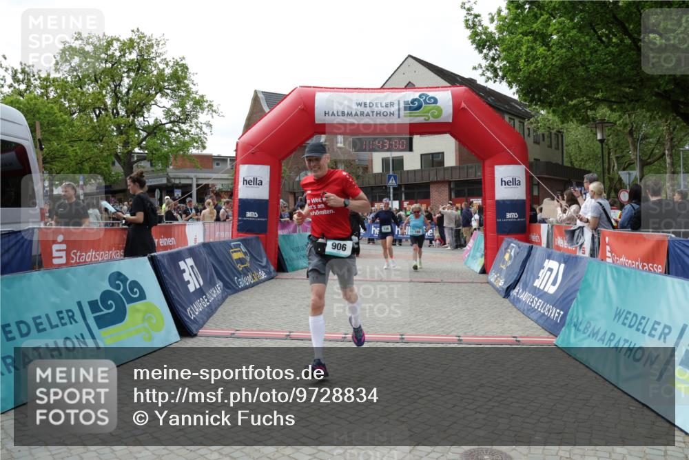 10.05.2026 - 8. Wedeler Halbmarathon Yannick Fuchs http://msf.ph/oto/9728834 10.05.2026 11:42:58 Ziel 109, 128, 906 meine-sportfotos.de