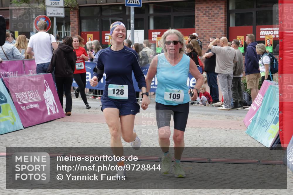 10.05.2026 - 8. Wedeler Halbmarathon Yannick Fuchs http://msf.ph/oto/9728844 10.05.2026 11:43:00 Ziel 109, 128, 649, 650, 849, 906 meine-sportfotos.de