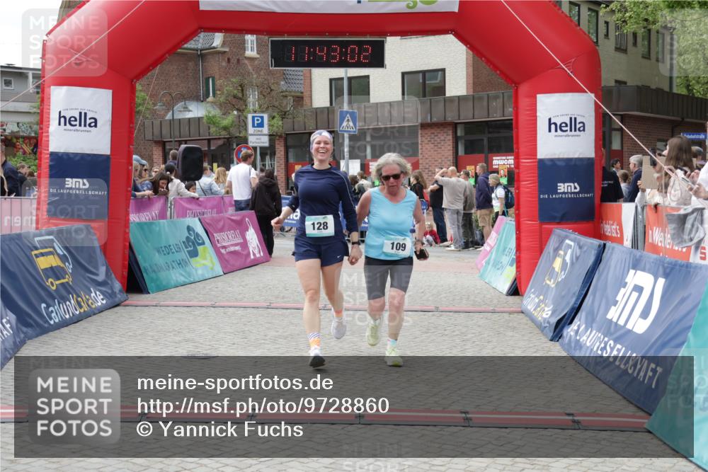 10.05.2026 - 8. Wedeler Halbmarathon Yannick Fuchs http://msf.ph/oto/9728860 10.05.2026 11:43:00 Ziel 109, 128, 649, 650, 849, 906 meine-sportfotos.de