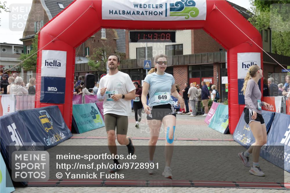 10.05.2026 - 8. Wedeler Halbmarathon Yannick Fuchs http://msf.ph/oto/9728991 10.05.2026 11:43:06 Ziel 649, 650, 849, 973, 2073, 2158 meine-sportfotos.de