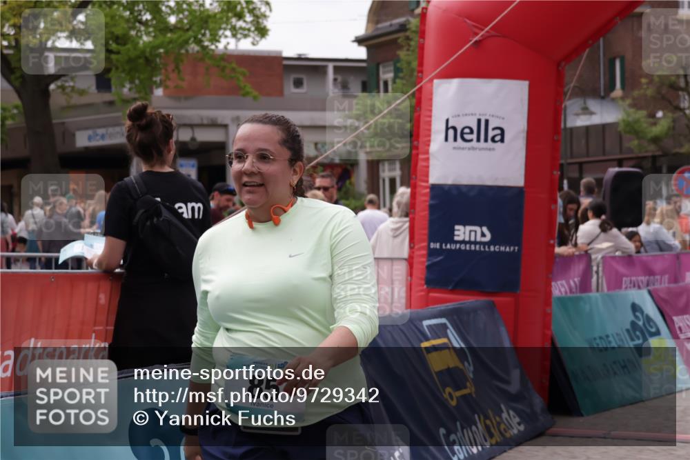 10.05.2026 - 8. Wedeler Halbmarathon Yannick Fuchs http://msf.ph/oto/9729342 10.05.2026 11:43:28 Ziel 85, 400, 422, 646, 647, 648 meine-sportfotos.de