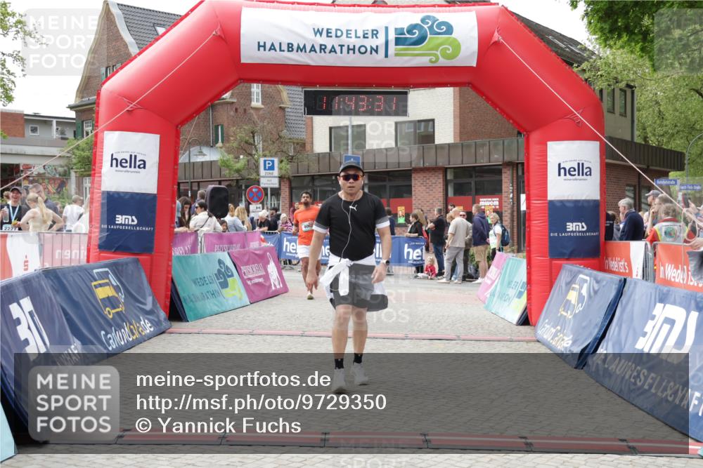 10.05.2026 - 8. Wedeler Halbmarathon Yannick Fuchs http://msf.ph/oto/9729350 10.05.2026 11:43:29 Ziel 400, 422, 646, 647, 648 meine-sportfotos.de