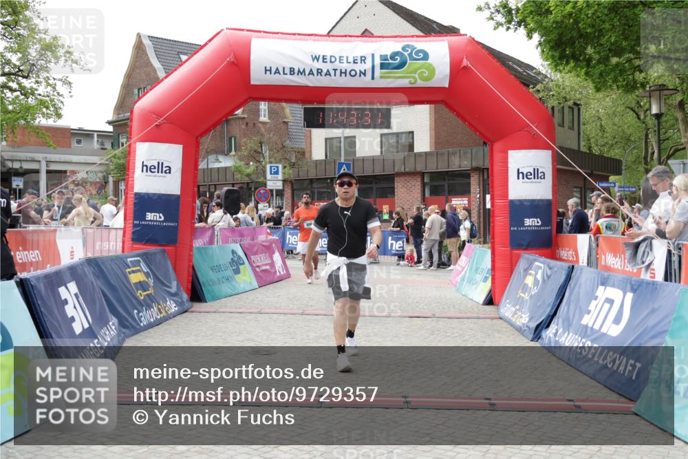 10.05.2026 - 8. Wedeler Halbmarathon Yannick Fuchs http://msf.ph/oto/9729357 10.05.2026 11:43:30 Ziel 400, 422 meine-sportfotos.de