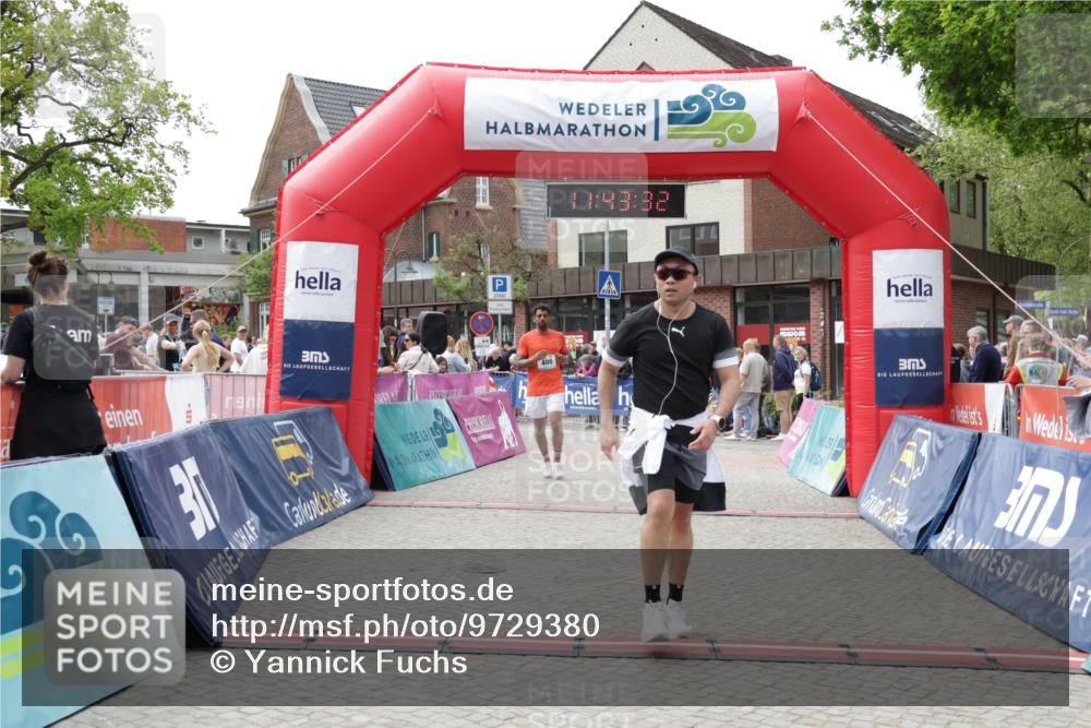 10.05.2026 - 8. Wedeler Halbmarathon Yannick Fuchs http://msf.ph/oto/9729380 10.05.2026 11:43:30 Ziel 400, 422 meine-sportfotos.de