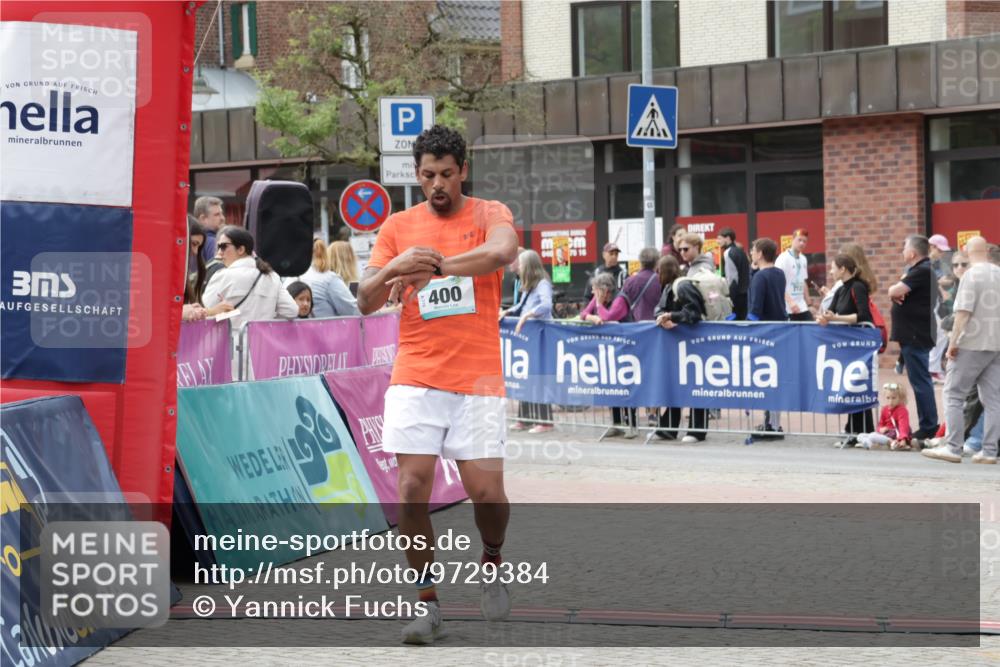 10.05.2026 - 8. Wedeler Halbmarathon Yannick Fuchs http://msf.ph/oto/9729384 10.05.2026 11:43:32 Ziel 400, 422 meine-sportfotos.de