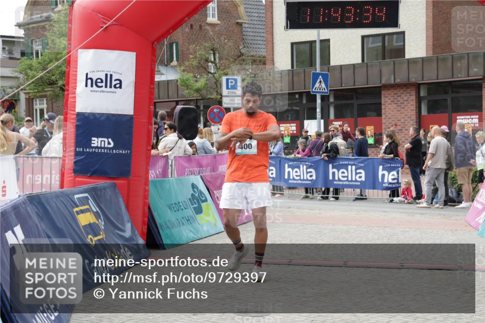 10.05.2026 - 8. Wedeler Halbmarathon Yannick Fuchs http://msf.ph/oto/9729397 10.05.2026 11:43:32 Ziel 400, 422 meine-sportfotos.de