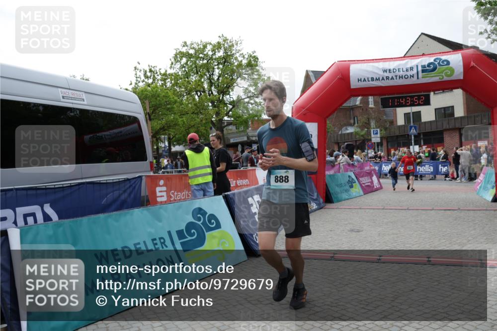 10.05.2026 - 8. Wedeler Halbmarathon Yannick Fuchs http://msf.ph/oto/9729679 10.05.2026 11:43:51 Ziel 952 meine-sportfotos.de