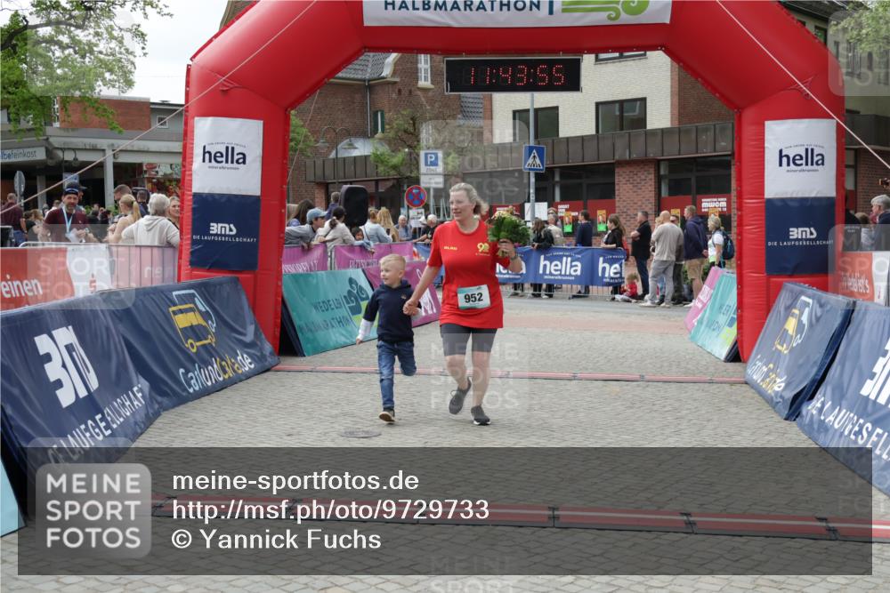 10.05.2026 - 8. Wedeler Halbmarathon Yannick Fuchs http://msf.ph/oto/9729733 10.05.2026 11:43:53 Ziel 952 meine-sportfotos.de