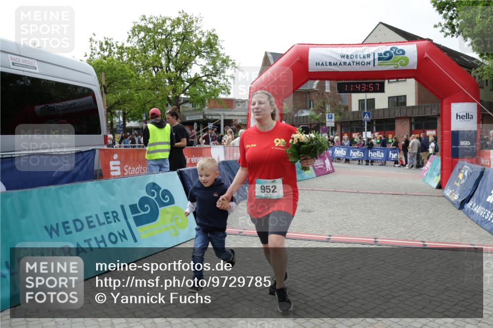 10.05.2026 - 8. Wedeler Halbmarathon Yannick Fuchs http://msf.ph/oto/9729785 10.05.2026 11:43:55 Ziel 952, 1007 meine-sportfotos.de