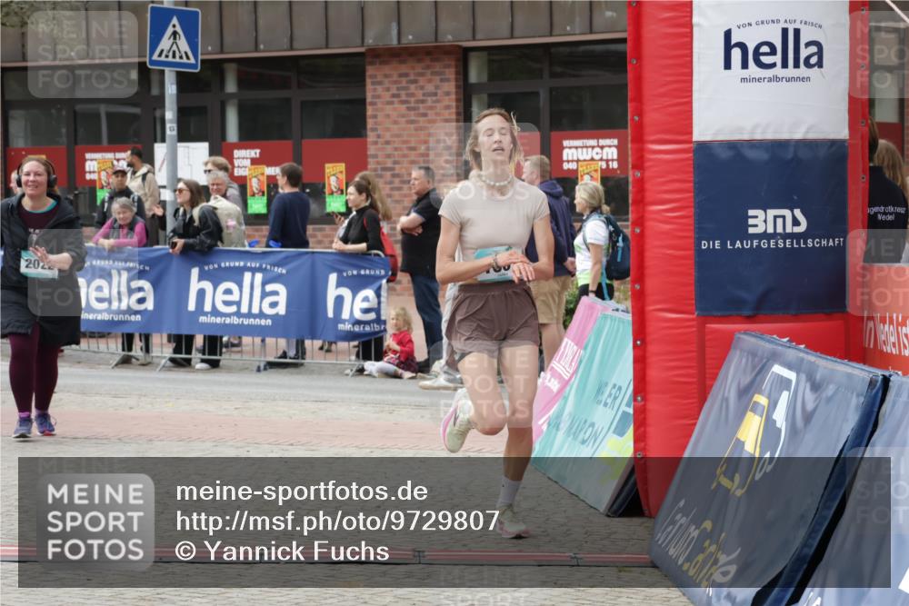 10.05.2026 - 8. Wedeler Halbmarathon Yannick Fuchs http://msf.ph/oto/9729807 10.05.2026 11:43:58 Ziel 921, 952, 1007, 2022 meine-sportfotos.de