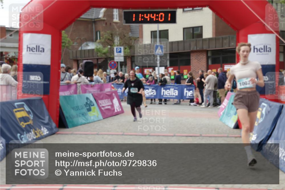 10.05.2026 - 8. Wedeler Halbmarathon Yannick Fuchs http://msf.ph/oto/9729836 10.05.2026 11:43:59 Ziel 921, 1007, 2022 meine-sportfotos.de