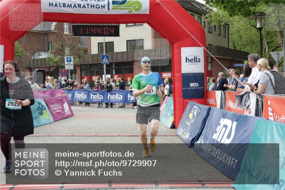 10.05.2026 - 8. Wedeler Halbmarathon Yannick Fuchs http://msf.ph/oto/9729907 10.05.2026 11:44:02 Ziel 921, 1007, 1016, 2022 meine-sportfotos.de