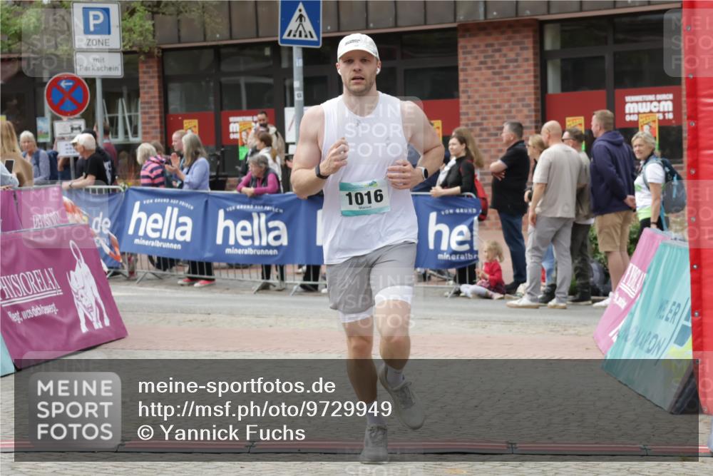 10.05.2026 - 8. Wedeler Halbmarathon Yannick Fuchs http://msf.ph/oto/9729949 10.05.2026 11:44:05 Ziel 921, 1016, 2022 meine-sportfotos.de