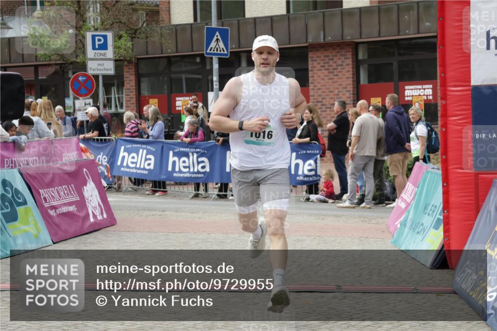 10.05.2026 - 8. Wedeler Halbmarathon Yannick Fuchs http://msf.ph/oto/9729955 10.05.2026 11:44:05 Ziel 921, 1016, 2022 meine-sportfotos.de