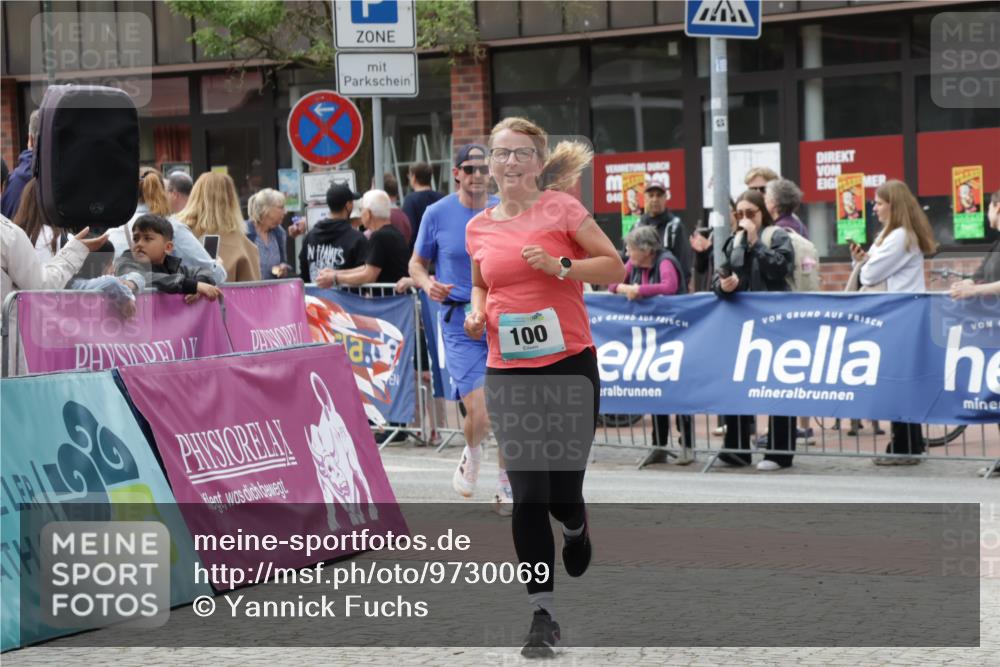 10.05.2026 - 8. Wedeler Halbmarathon Yannick Fuchs http://msf.ph/oto/9730069 10.05.2026 11:44:17 Ziel 100, 258, 2180 meine-sportfotos.de