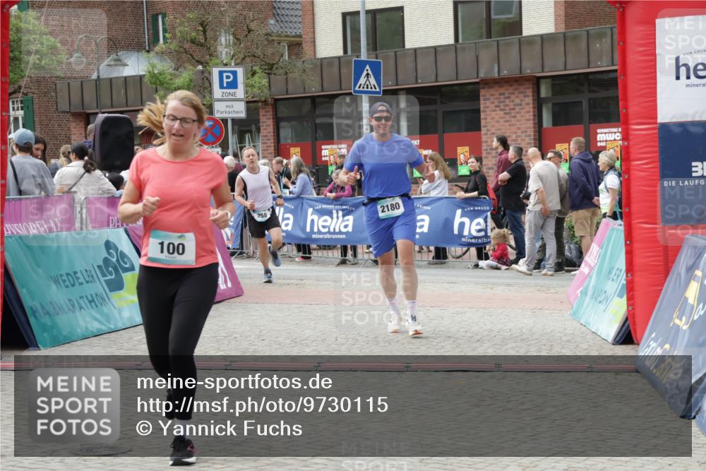 10.05.2026 - 8. Wedeler Halbmarathon Yannick Fuchs http://msf.ph/oto/9730115 10.05.2026 11:44:18 Ziel 100, 258, 2180 meine-sportfotos.de