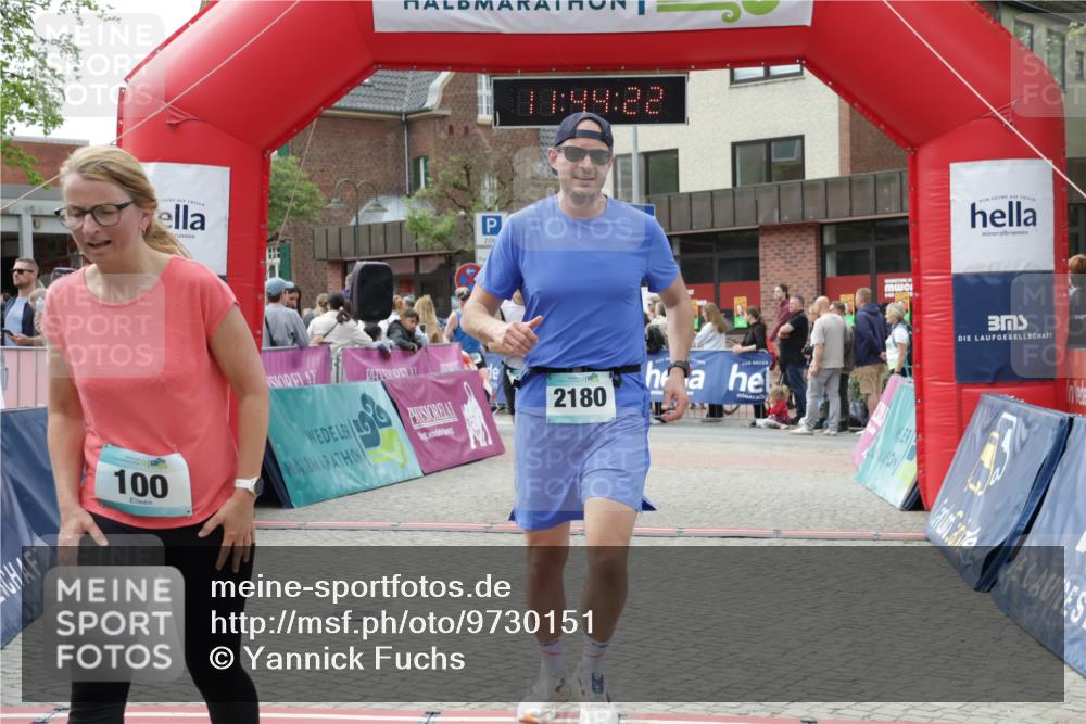 10.05.2026 - 8. Wedeler Halbmarathon Yannick Fuchs http://msf.ph/oto/9730151 10.05.2026 11:44:21 Ziel 100, 258, 2180, 2202 meine-sportfotos.de