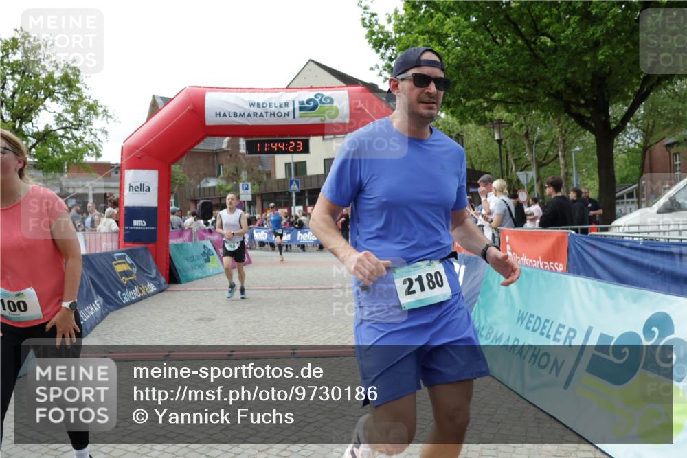 10.05.2026 - 8. Wedeler Halbmarathon Yannick Fuchs http://msf.ph/oto/9730186 10.05.2026 11:44:22 Ziel 100, 258, 2180, 2202 meine-sportfotos.de