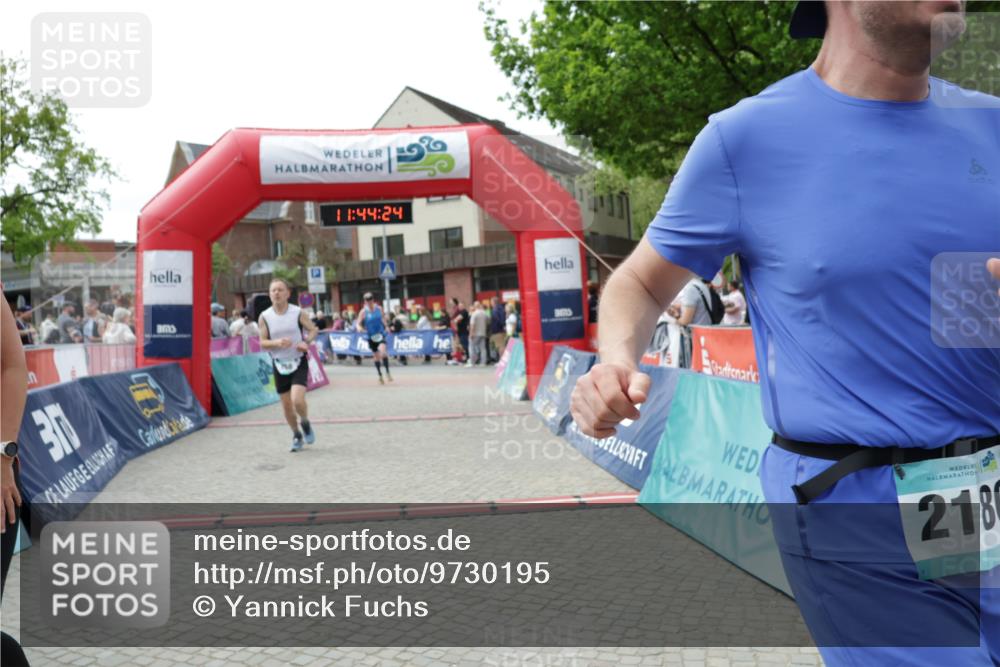 10.05.2026 - 8. Wedeler Halbmarathon Yannick Fuchs http://msf.ph/oto/9730195 10.05.2026 11:44:22 Ziel 100, 258, 2180, 2202 meine-sportfotos.de