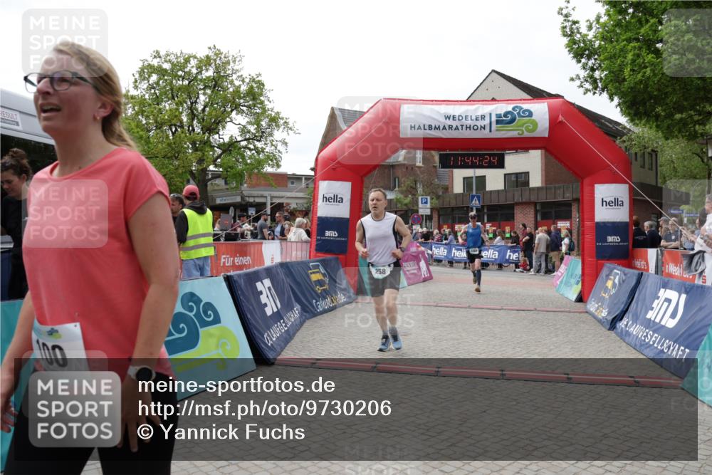10.05.2026 - 8. Wedeler Halbmarathon Yannick Fuchs http://msf.ph/oto/9730206 10.05.2026 11:44:23 Ziel 100, 258, 2180, 2202 meine-sportfotos.de