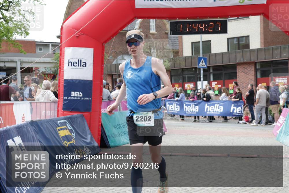 10.05.2026 - 8. Wedeler Halbmarathon Yannick Fuchs http://msf.ph/oto/9730246 10.05.2026 11:44:25 Ziel 258, 2180, 2202 meine-sportfotos.de