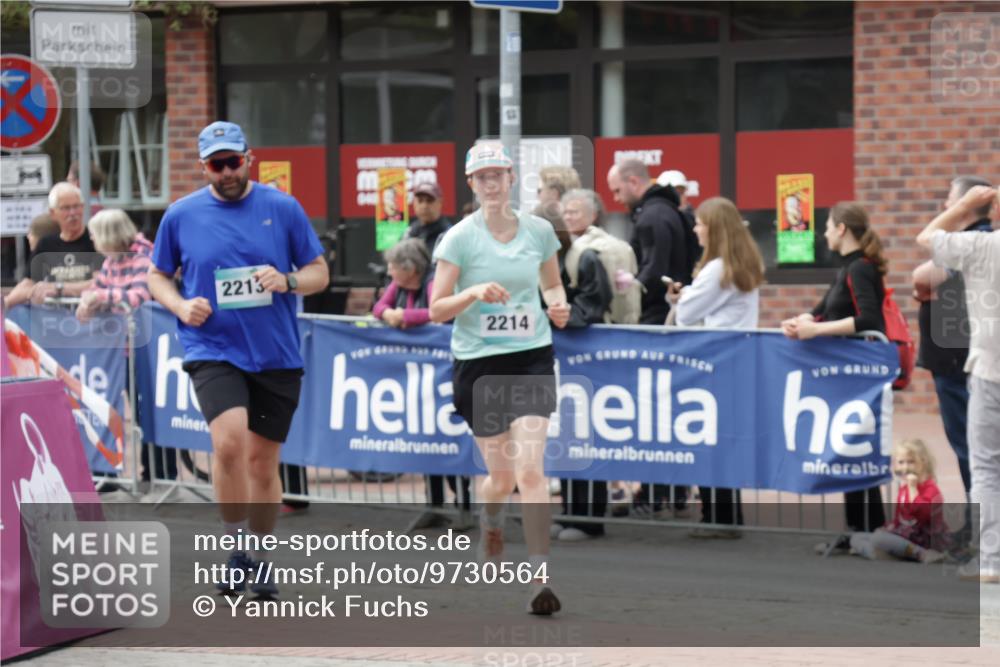 10.05.2026 - 8. Wedeler Halbmarathon Yannick Fuchs http://msf.ph/oto/9730564 10.05.2026 11:44:48 Ziel 877, 2213, 2214 meine-sportfotos.de