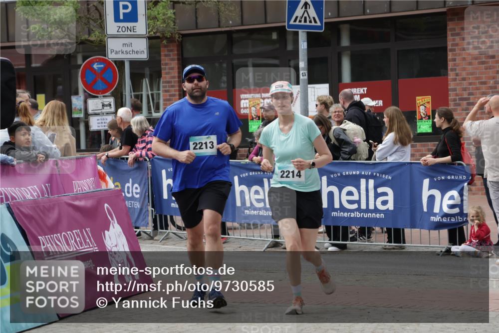 10.05.2026 - 8. Wedeler Halbmarathon Yannick Fuchs http://msf.ph/oto/9730585 10.05.2026 11:44:50 Ziel 2213, 2214 meine-sportfotos.de
