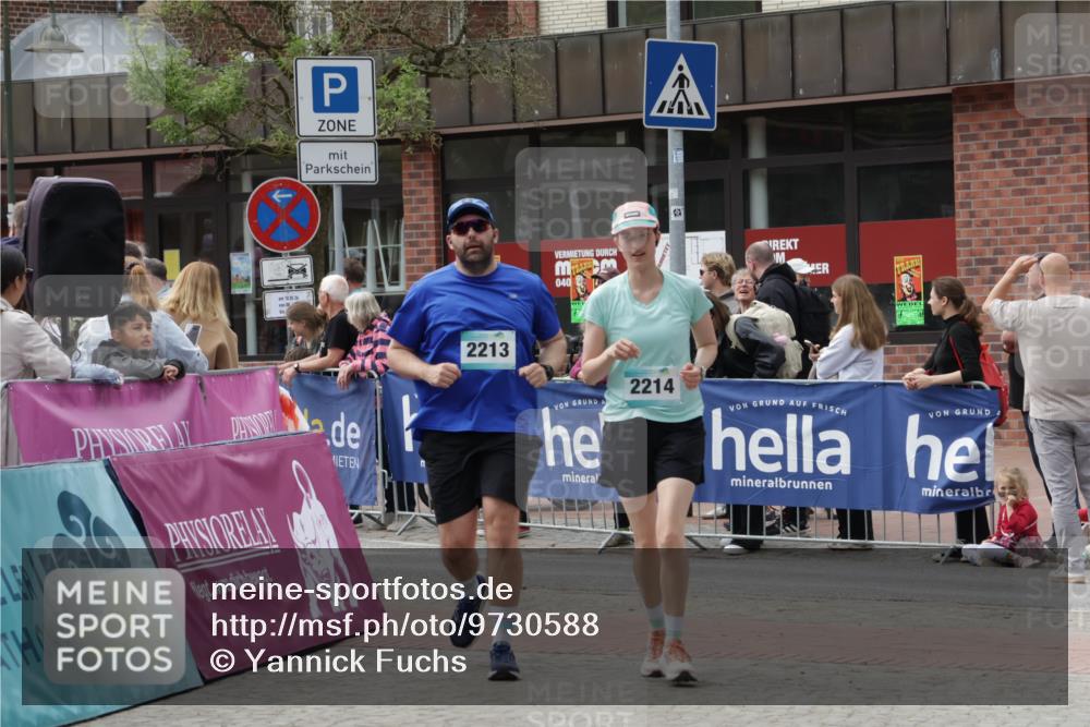 10.05.2026 - 8. Wedeler Halbmarathon Yannick Fuchs http://msf.ph/oto/9730588 10.05.2026 11:44:50 Ziel 2213, 2214 meine-sportfotos.de