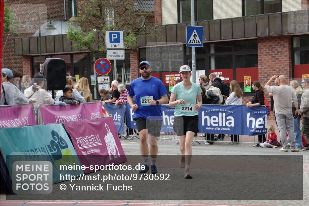 10.05.2026 - 8. Wedeler Halbmarathon Yannick Fuchs http://msf.ph/oto/9730592 10.05.2026 11:44:50 Ziel 2213, 2214 meine-sportfotos.de