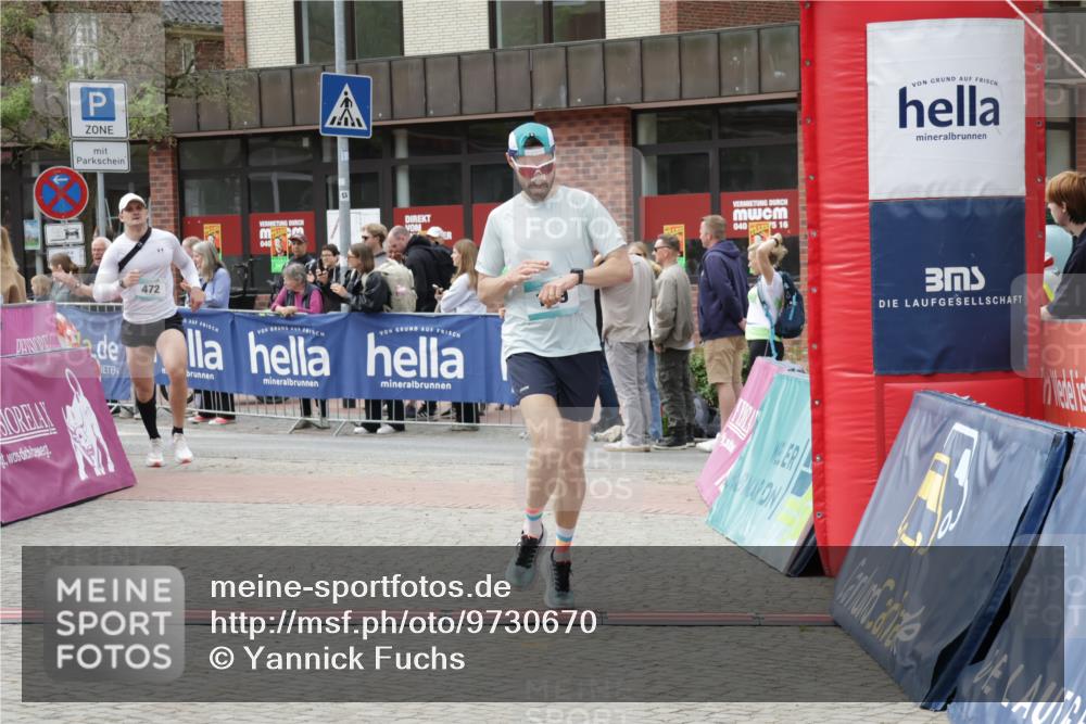 10.05.2026 - 8. Wedeler Halbmarathon Yannick Fuchs http://msf.ph/oto/9730670 10.05.2026 11:44:55 Ziel 49, 50, 189, 472, 823, 2213, 2214 meine-sportfotos.de