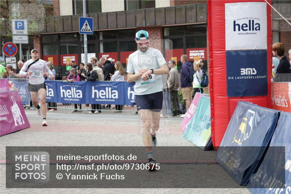 10.05.2026 - 8. Wedeler Halbmarathon Yannick Fuchs http://msf.ph/oto/9730675 10.05.2026 11:44:56 Ziel 49, 50, 189, 472, 823, 2213, 2214 meine-sportfotos.de