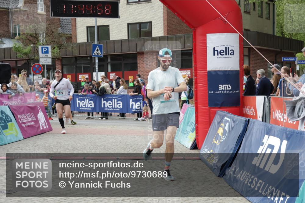 10.05.2026 - 8. Wedeler Halbmarathon Yannick Fuchs http://msf.ph/oto/9730689 10.05.2026 11:44:56 Ziel 49, 50, 189, 472, 823, 2213, 2214 meine-sportfotos.de