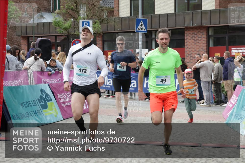 10.05.2026 - 8. Wedeler Halbmarathon Yannick Fuchs http://msf.ph/oto/9730722 10.05.2026 11:44:58 Ziel 49, 50, 189, 472, 823, 2213 meine-sportfotos.de