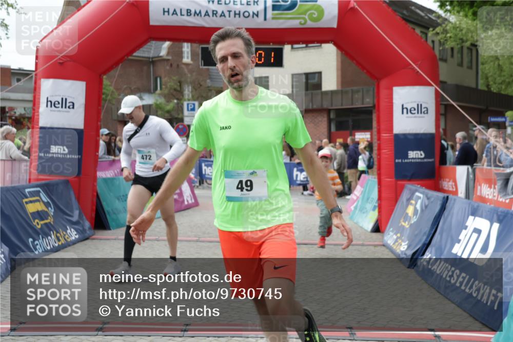 10.05.2026 - 8. Wedeler Halbmarathon Yannick Fuchs http://msf.ph/oto/9730745 10.05.2026 11:44:59 Ziel 49, 50, 189, 472, 823 meine-sportfotos.de