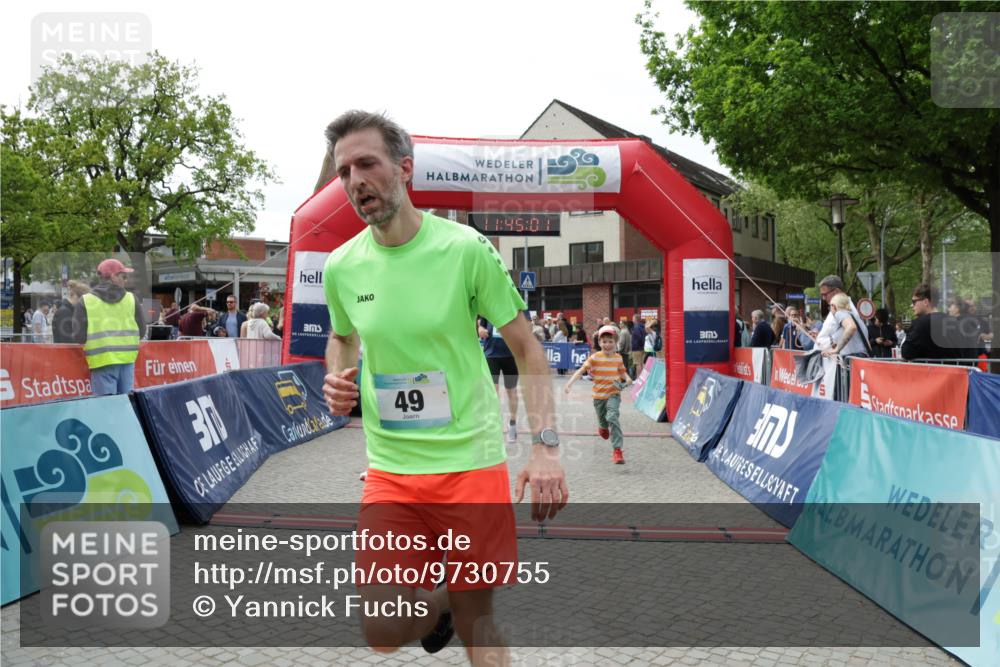 10.05.2026 - 8. Wedeler Halbmarathon Yannick Fuchs http://msf.ph/oto/9730755 10.05.2026 11:45:00 Ziel 49, 50, 189, 472, 763, 823 meine-sportfotos.de