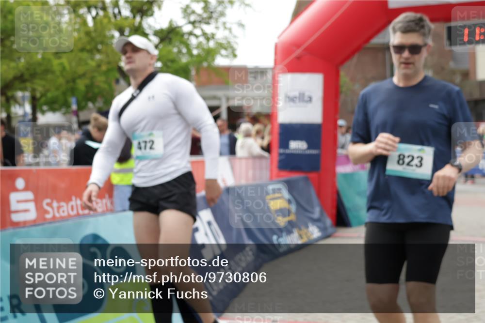 10.05.2026 - 8. Wedeler Halbmarathon Yannick Fuchs http://msf.ph/oto/9730806 10.05.2026 11:45:02 Ziel 49, 50, 472, 755, 763, 823, 1047 meine-sportfotos.de