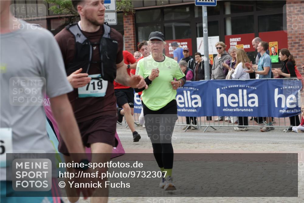 10.05.2026 - 8. Wedeler Halbmarathon Yannick Fuchs http://msf.ph/oto/9732307 10.05.2026 11:46:40 Ziel 719, 721, 945, 954, 2216 meine-sportfotos.de