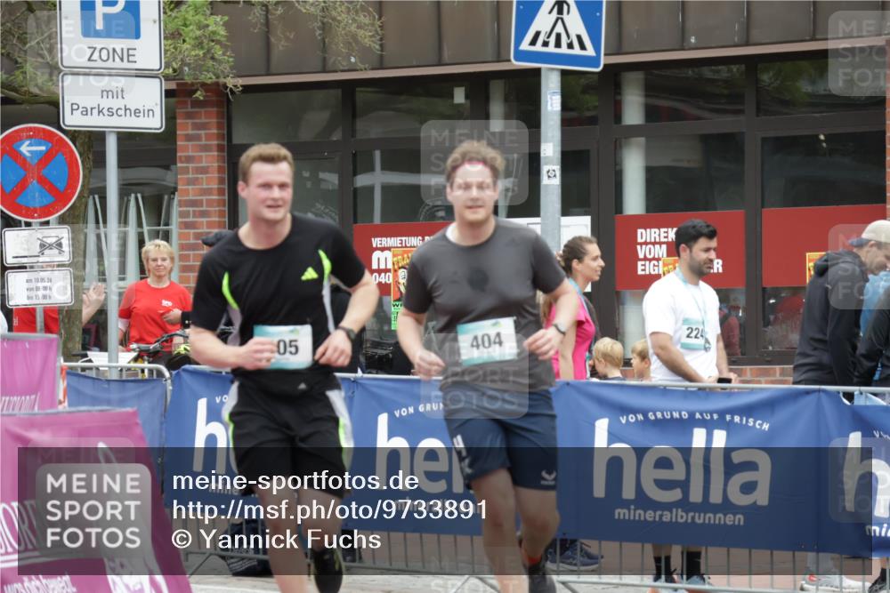 10.05.2026 - 8. Wedeler Halbmarathon Yannick Fuchs http://msf.ph/oto/9733891 10.05.2026 12:35:05 Ziel 404, 405 meine-sportfotos.de