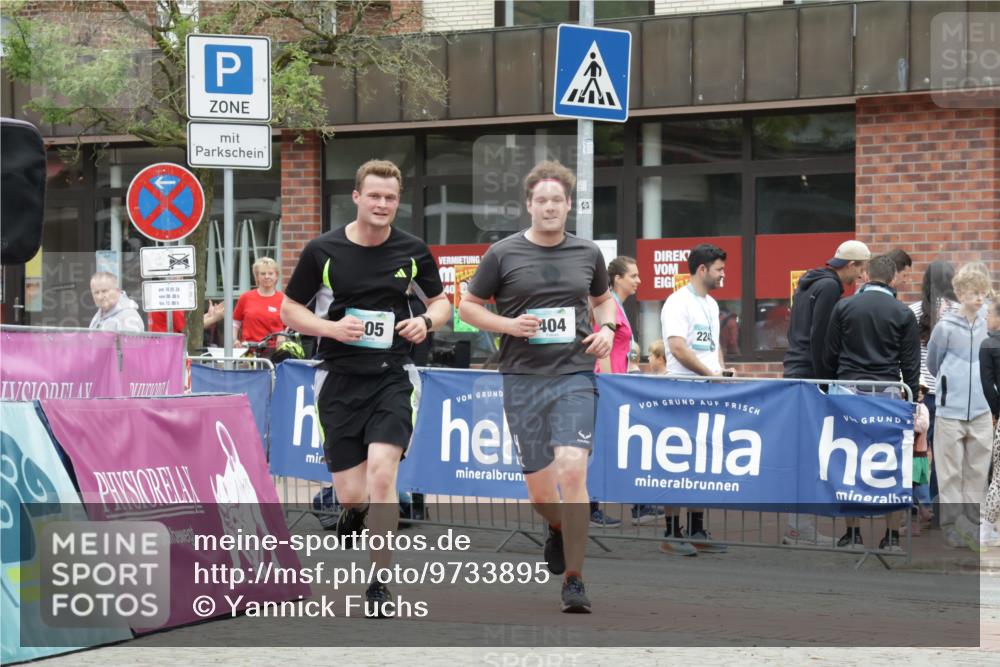 10.05.2026 - 8. Wedeler Halbmarathon Yannick Fuchs http://msf.ph/oto/9733895 10.05.2026 12:35:05 Ziel 404, 405 meine-sportfotos.de