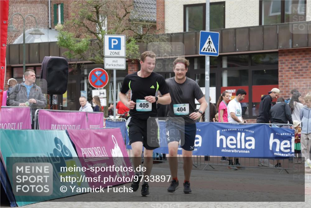 10.05.2026 - 8. Wedeler Halbmarathon Yannick Fuchs http://msf.ph/oto/9733897 10.05.2026 12:35:06 Ziel 404, 405 meine-sportfotos.de