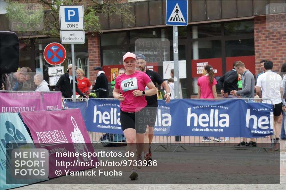 10.05.2026 - 8. Wedeler Halbmarathon Yannick Fuchs http://msf.ph/oto/9733936 10.05.2026 12:35:44 Ziel 671, 672 meine-sportfotos.de